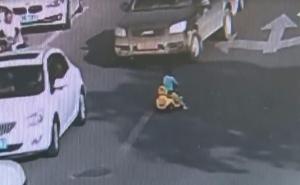 Policajac spasio dijete koje se našlo u saobraćajnoj špici