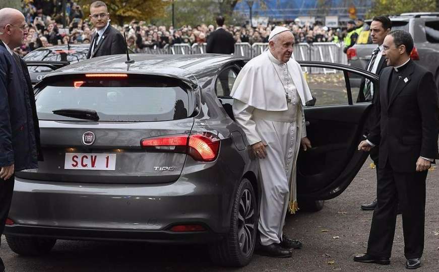 Papa opet pokazao skromnost: Vozio se u jeftinom automobilu iz Turske