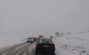 Snijeg već donio probleme: Na kojim cestama je obustavljen saobraćaj?