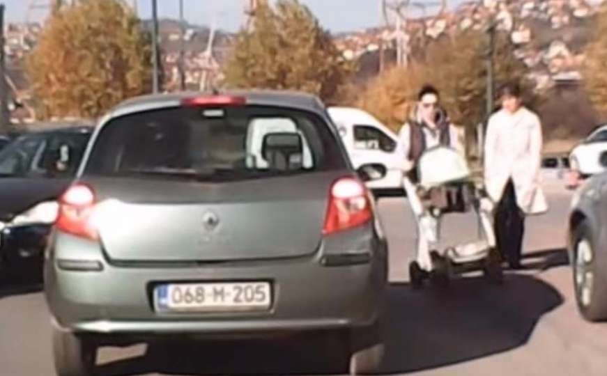 Sarajevska svakodnevnica: Provlačenje pored nepropisno parkiranih automobila
