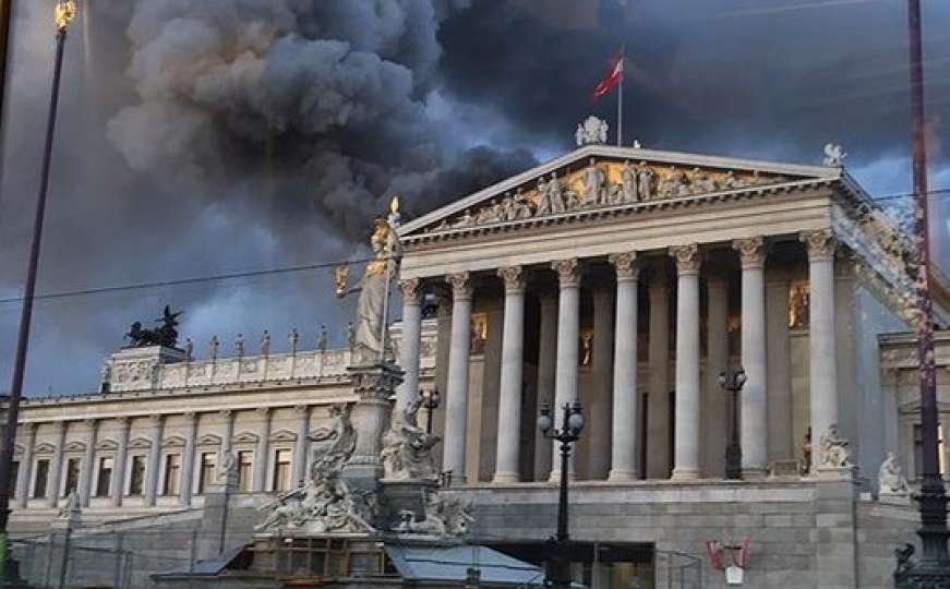 Gust oblak dima nadvio se nad gradom: Požar na zgradi Parlamenta