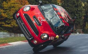 Kakav majstor: Kinez u Mini Cooperu prešao Nordschleife na dva točka