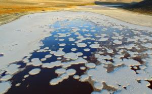 Ostrva prekrivena solju na jezeru starom nekoliko miliona godina