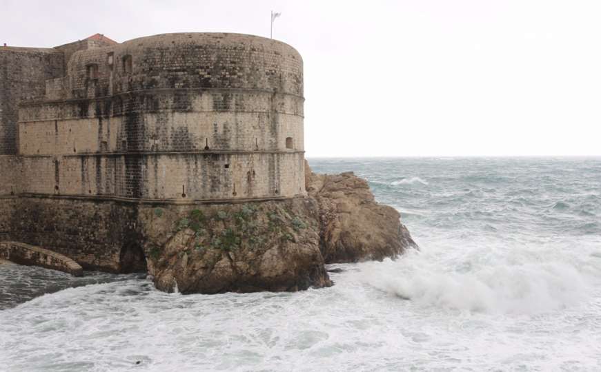 Snažni valovi zapjenili obalu i gradske zidine Dubrovnika