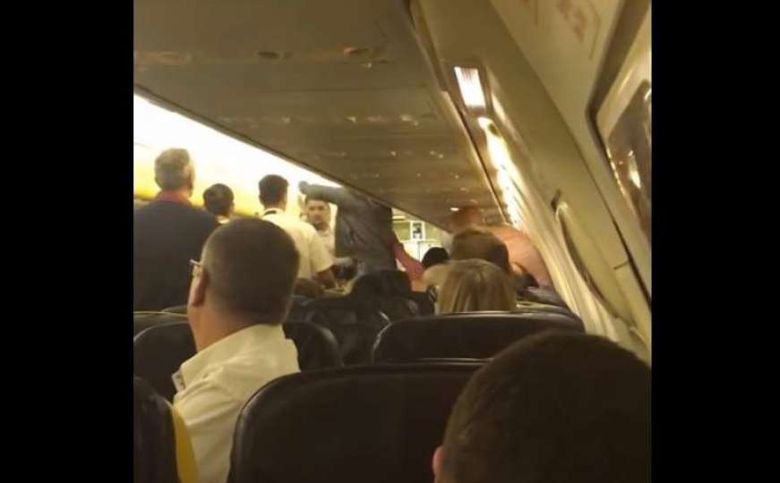 Kapetan morao prinudno sletjeti: Pogledajte tuču u avionu Ryanaira