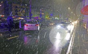 U centru Sarajeva automobil udario u znak: Povrijeđena suvozačica