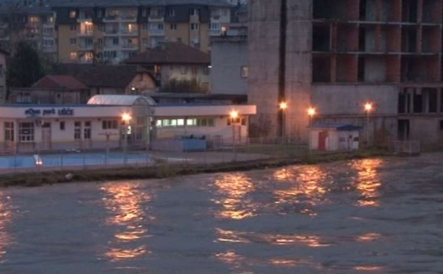 Nabujala Drina - valja balvane i prijeti da potopi ovaj grad