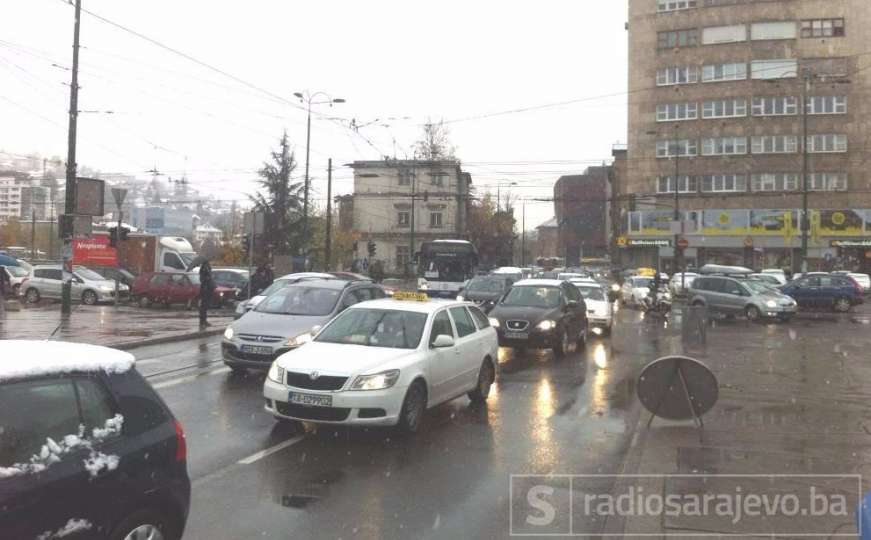 Snijeg uslovio sporije saobraćanje: Velike gužve jutros u centru Sarajeva