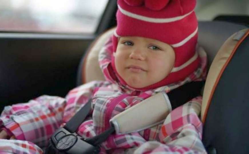 Zašto djeca u zimskoj jakni NIKAD ne bi trebala biti u autosjedalici