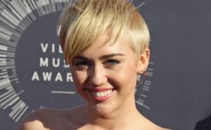 Miley Cyrus u suzama: Evo šta je poručila Trumpu