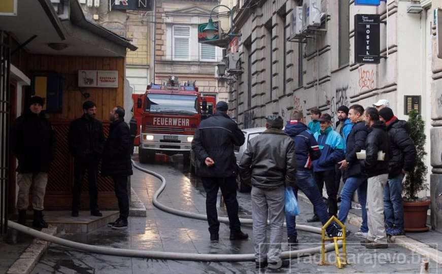 Požar u centru Sarajeva: Tri vatrogasna vozila na terenu