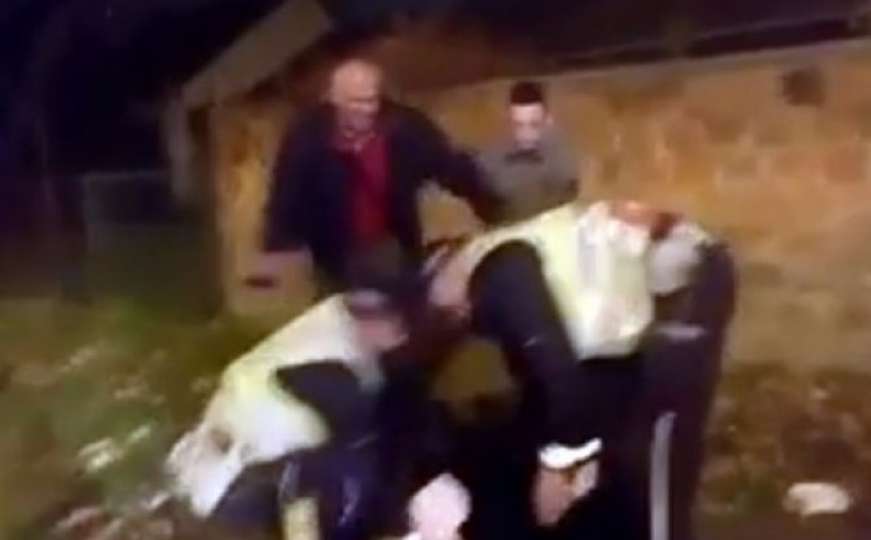 Snimak koji je zaprepastio javnost: Policija tukla ženu