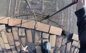 Hrabrost ili ludost? Popeo se na 280 metara visoki dimnjak