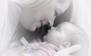 Bebu proglašenu mrtvom - majka oživjela milovanjima