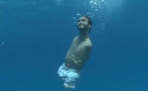 Kako je čovjek bez ruku i nogu naučio plivati