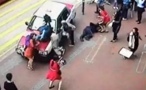 Taksista udario sedam pješaka: Prvo zabrinuto pregledao vozilo