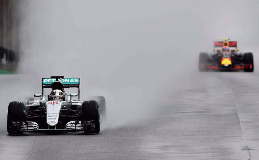 Brazil: Hamilton osvojio kišni Interlagos, prvaka odlučuje posljednja utrka