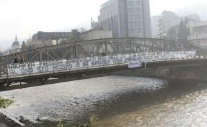 Čekajući presudu za ubistvo M. Raščića: Postavljen veliki transparent u Sarajevu
