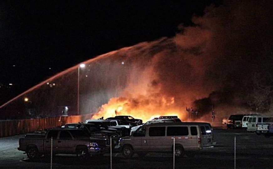 Avion se srušio na parking, evakuirane obližnje kuće