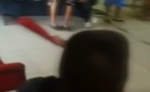 Uznemirujući video: U Hitnu ušetao s nožem u glavi