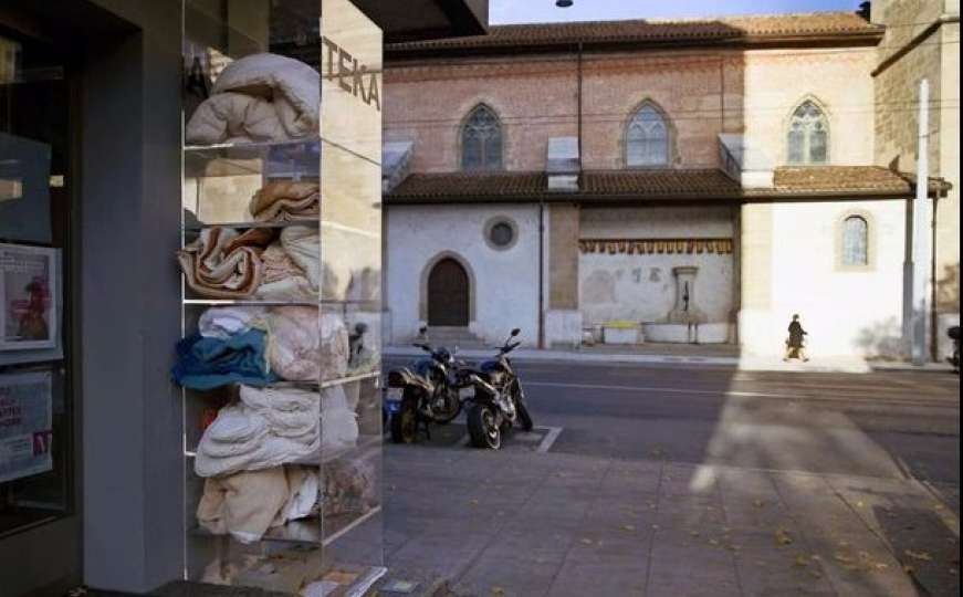 Ženeva: Na ulici postavljen 'samouslužni' ormar za beskućnike