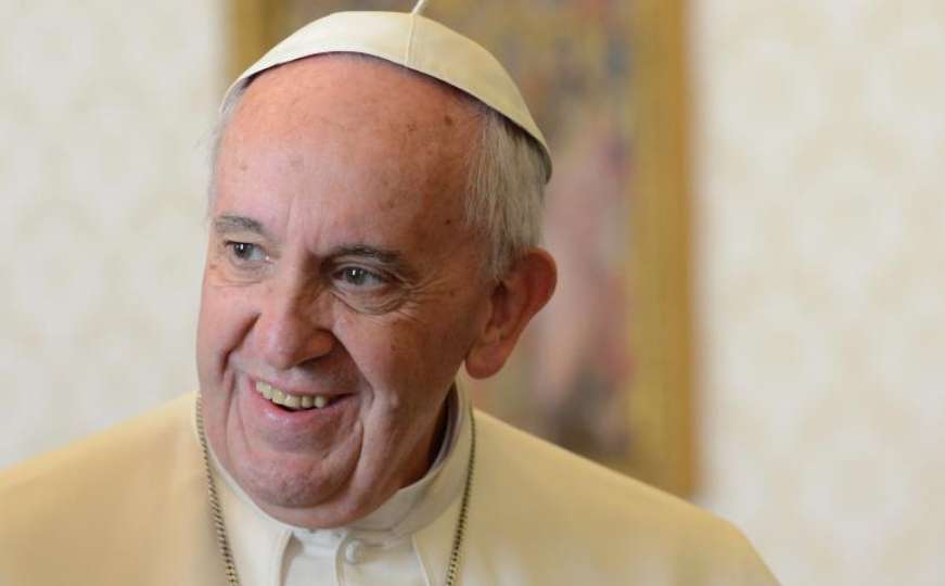 Papa dozvolio svećenicima razrješenje grijeha abortusa 