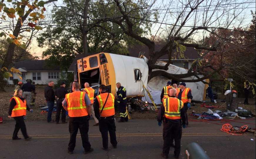 Školski autobus udario u drvo: Šestero djece stradalo