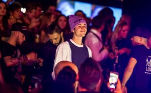 Video: Bieber kroz prozor automobila udara mladića