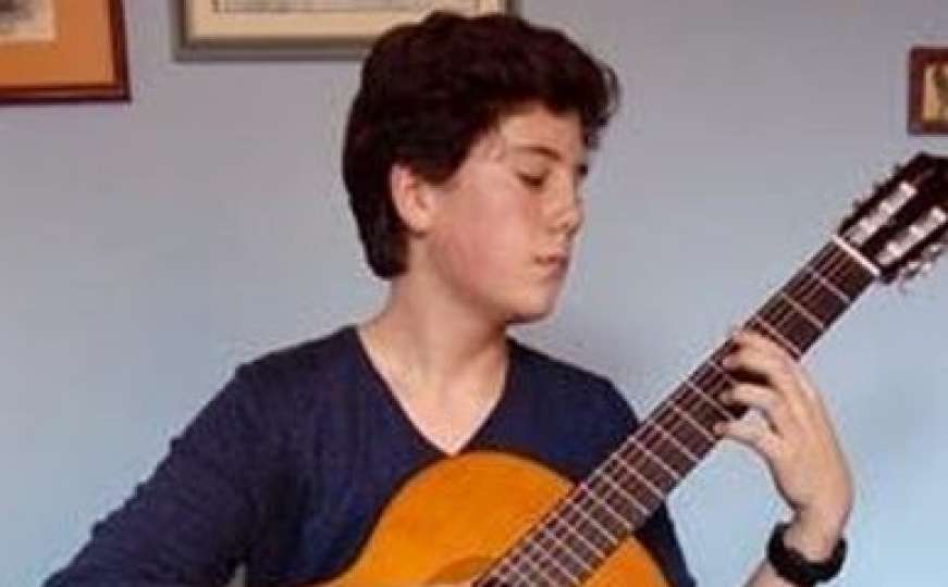 Talentirani dječak iz Sarajeva želi gitaru, a ne može je priuštiti: Pomozimo mu!