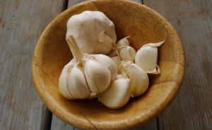 Zašto je dobro staviti flaster sa bijelim lukom na kožu?