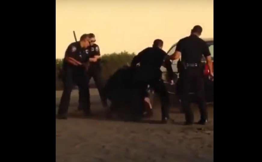 Uznemirujući video podijelio internet: Da li je policija brutalna ili...