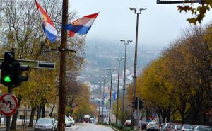 Uz državne zastave vijore i trobojnice "Herceg-Bosne" 