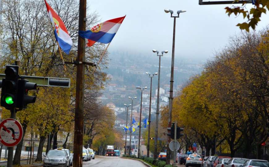 Uz državne zastave vijore i trobojnice "Herceg-Bosne" 