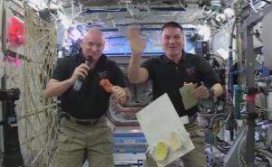 Jeste li ikad vidjeli kako astronauti spremaju večeru 