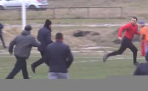 Opet tuku sudije: Pogledajte kako je arbitar spasavao živu glavu