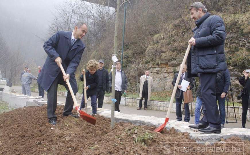Odlazeći ambasador Ruggero Corrias u Sarajevu zasadio lipu