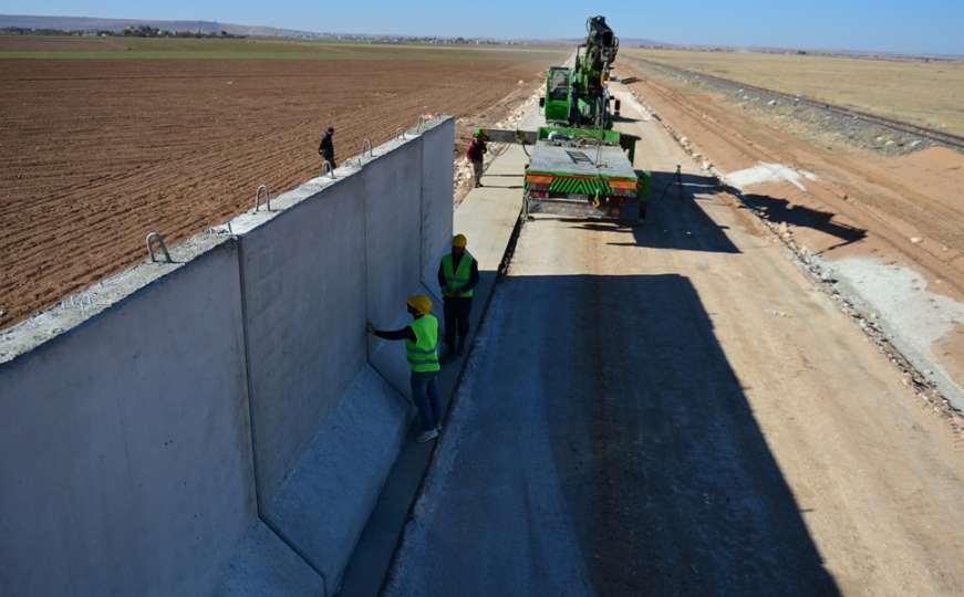 Turska nastavlja gradnju betonskog zida duž granice sa Sirijom