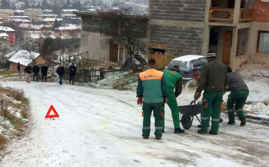 Vogošća: Zimska služba so posipa iz civara, a policija na uviđaj došla pješke