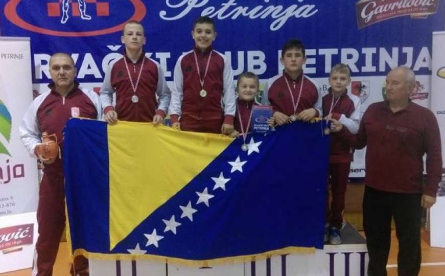 Pet medalja za mlade hrvače Bosne na turniru u Petrinji