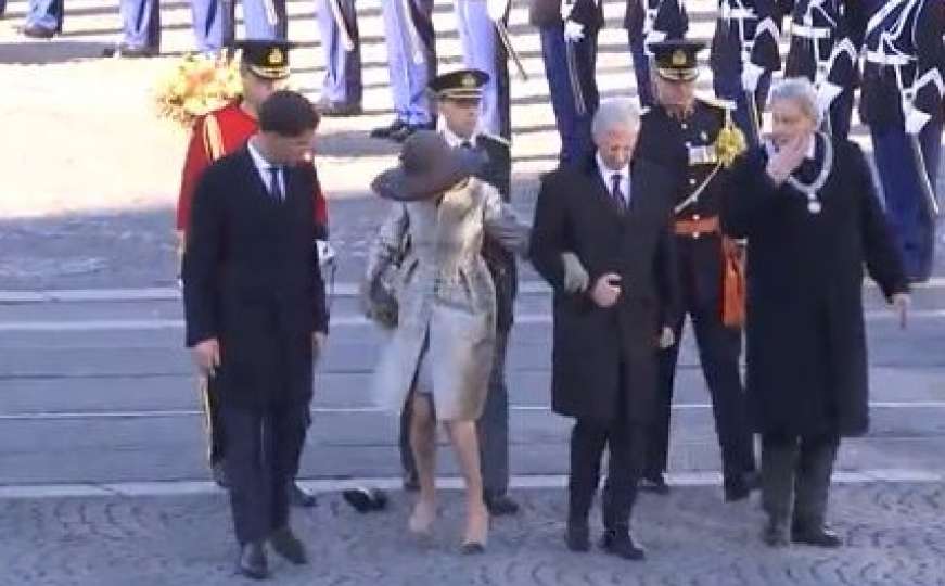Kraljica se spotakla na trotoaru - ne bi se to desilo ispred Predsjedništva