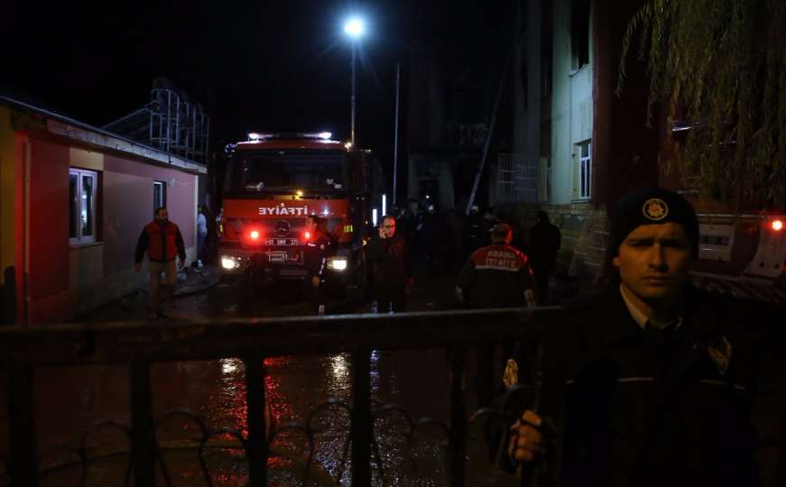 U požaru u studentskom domu stradalo 12 osoba