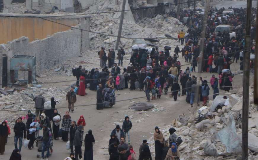 Bombardovanje ne jenjava: 50 hiljada ljudi bježi iz Alepa i traži utočište
