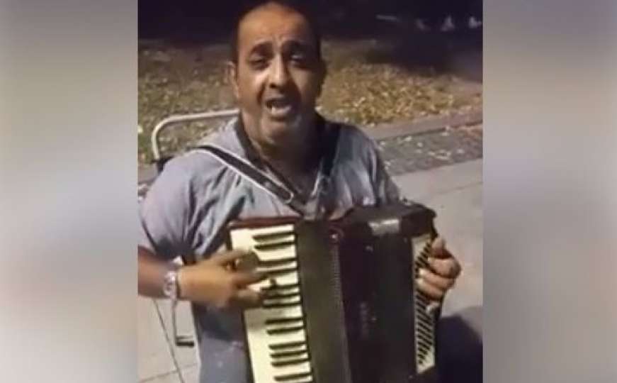 Romski ulični muzičar: Pjeva na engleskom, kineskom, francuskom, mađarskom...