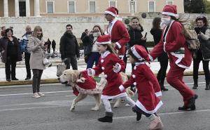 Trka Djeda Mrazova u Atini oživjela praznični duh