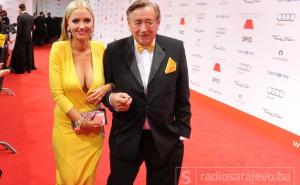 To mora da je ljubav: 58 godina mlađa starleta napustila bogataša