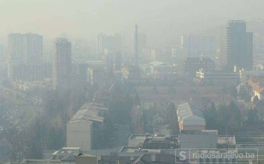 Sarajevo "proviruje" kroz maglu