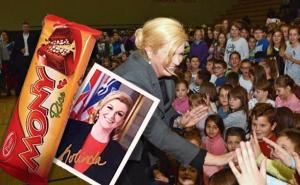 Kolinda djeci u vrtiću dijelila svoje fotografije i čokoladice iz Srbije