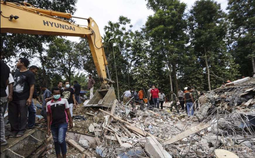 Indonezija: Broj žrtava zemljotresa porastao, četiri osobe izvučene 