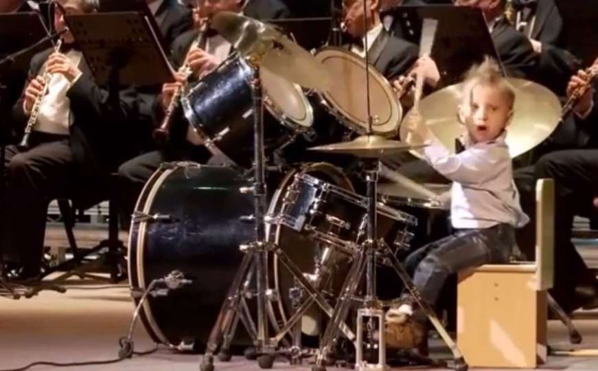 Ovaj dječak nema ni četiri godine, a već svira s orkestrom