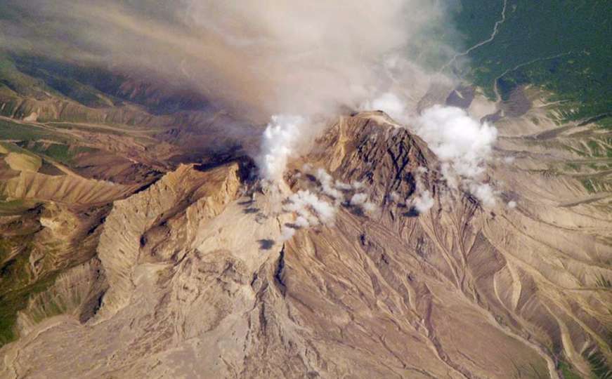 Vulkan na Kamčatki izbacuje pepeo od skoro 11 kilometara